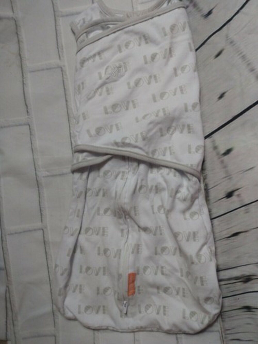 SwaddleMe Original Swaddle Size small/medium gray white love